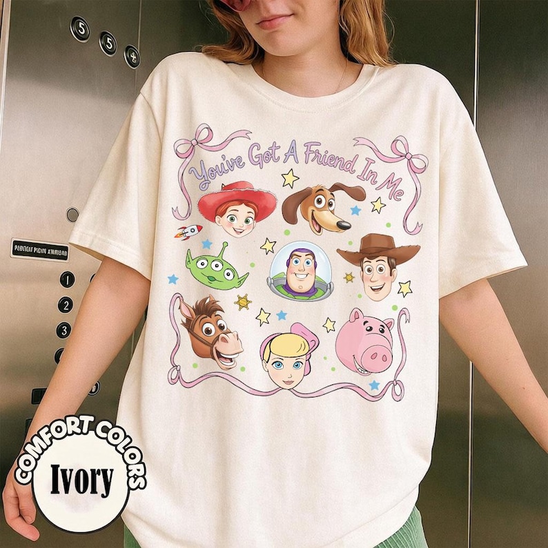 Camiseta retro de personajes de Toy Story, camiseta gráfica de Woody y Buzz con sus amigos, viaje a Disneyland. imagen 1