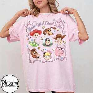 Camiseta retro de personajes de Toy Story, camiseta gráfica de Woody y Buzz con sus amigos, viaje a Disneyland. imagen 5