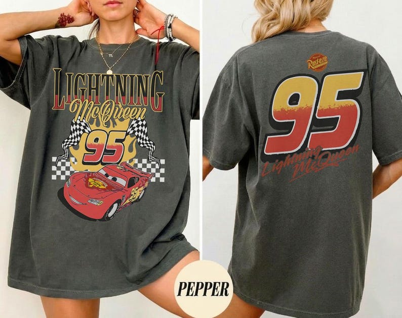 以下が含まれることがあります： 黒い持ち手と「But First, Coffee」の文字が黒い手書き風フォントで書かれた白いセラミックマグ。マグカップは白い表面に置かれています。