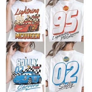 K&ouml;nnte beinhalten: Wei&szlig;e T-Shirts mit Designs aus dem Film Cars. Eines zeigt Lightning McQueen mit der Nummer 95, das andere Sally Carrera mit der Nummer 02. Die Shirts haben einen Vintage-Look mit Used-Effekt.