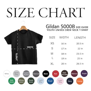 以下が含まれることがあります： 木製のハンガーに黒いクルーネックTシャツが吊るされており、その下にサイズチャートと色のオプションがあります。チャートにはXSからXLまでのサイズが記載されており、幅と長さの測定値はインチです。テキストは「SIZE CHART」と「Gildan 5000B SIZE GUIDE YOUTH UNISEX CREW NECK T-SHIRT」と書かれています。