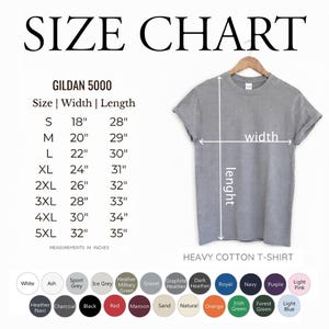 以下が含まれることがあります： 木製のハンガーにかけられた、グレーのGildan 5000ヘビーコットンTシャツ。 サイズチャートには、Sから5XLまでのサイズでインチ単位の測定値が表示されています。 幅は45.7cmから81.3cm、長さは71.1cmから88.9cmです。