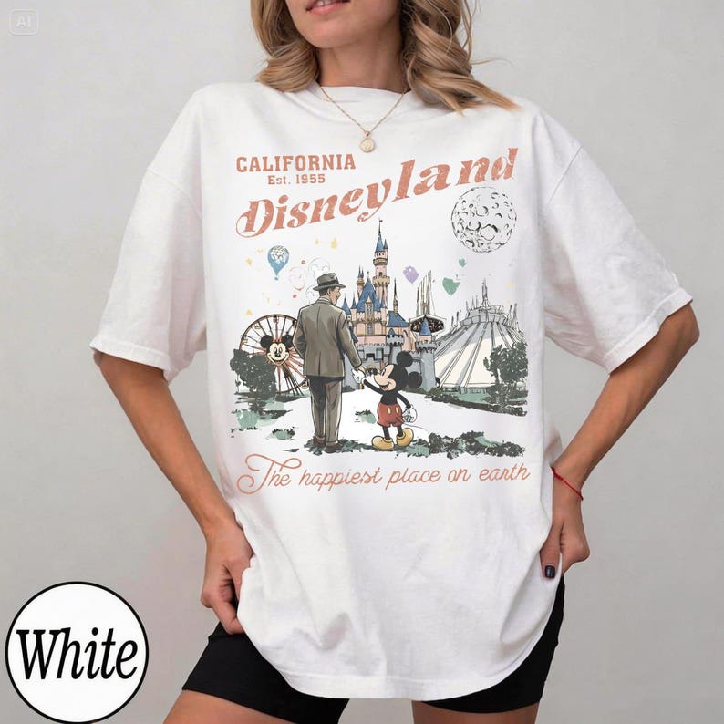 K&ouml;nnte beinhalten: Wei&szlig;es T-Shirt mit einem Vintage-Disneyland-Motiv. Das Design enth&auml;lt den Text "California Disneyland Est. 1955" und eine Illustration von Mickey Mouse, einem Mann und dem Schloss. Der Satz "The happiest place on earth" ist ebenfalls vorhanden.