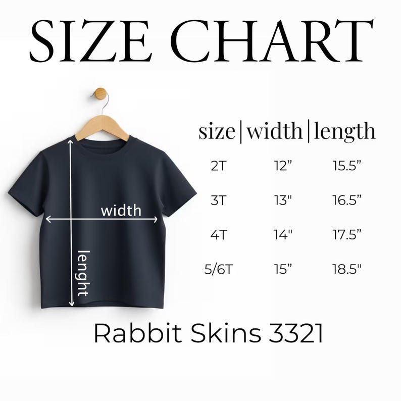 以下が含まれることがあります： 木製のハンガーに掛けられた濃いネイビーのTシャツとサイズ表。サイズ表には、2Tから5/6Tまでのサイズが表示され、幅は30.5cmから38.1cm、長さは39.4cmから47cmです。「Rabbit Skins 3321」の文字が下にあります。