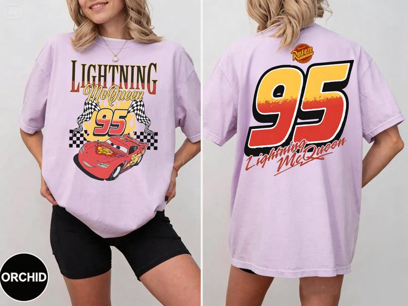 以下が含まれることがあります： ライトニング・マックィーンのグラフィックが特徴の薄紫色のTシャツ。前面には、赤いレーシングカーとチェッカーフラッグとともに「Lightning McQueen 95」の文字がプリントされています。背面には「95」の大きな数字と「Lightning McQueen」の文字がプリントされています。