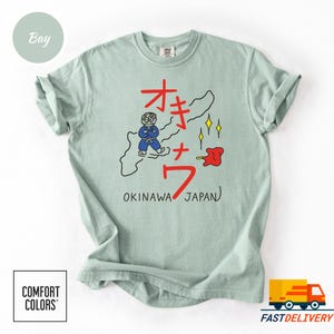 Chemise couleurs confort Japon Okinawa, t-shirt carte de samouraï vintage, t-shirt culture japonaise, graphisme île et sushi, t-shirt voyage Japon rétro