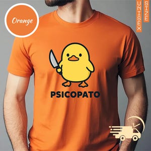 ナイフを持った面白いアヒルのミームTシャツ、ブラックユーモアのある漫画のアヒルのTシャツ、サイコパトグラフィックデザイン、キュートだけどサイコなアヒル、面白いカップルへのギフト