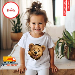 Niedlicher Cartoonbär, der durch die Wand knackt, lustiges Kindertier-Shirt, entzückende Bären-Gesichtentwurf, Geschenk für Kinder, Familien-passendes T-Stück
