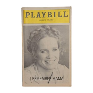 以下が含まれることがあります： マジェスティック・シアターのヴィンテージプレイビル。三つ編みの髪型をした女性の白黒写真が特徴です。プレイビルには、上部に「PLAYBILL」という文字と、下部に「I REMEMBER MAMA」というタイトルが書かれた黄色のバナーがあります。