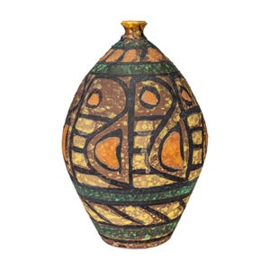 Peut inclure: Un vase décoratif en céramique avec un corps bulbeux et un col étroit. Le vase présente un motif géométrique marron, orange, jaune et noir. Le vase mesure environ 30 cm de haut.
