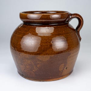 アンティークの茶色のストーンウェア製豆ポット、1800年代の取っ手付き農家風陶器製壺