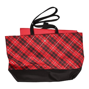 Puede incluir: Un bolso tote a cuadros rojos y negros con asas negras y base negra. El bolso tiene un cierre de botón a presión y un interior rojo. El bolso está diseñado para transportar artículos.