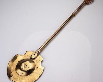 Pala de latón vintage Badila Vadila para brasero, herramienta para chimenea o fogata.