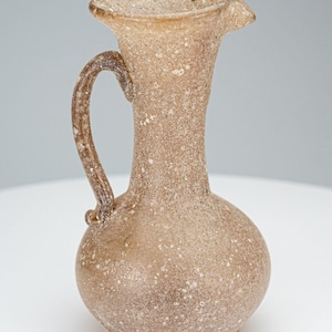 Mini jarra de vidrio soplado estilo antigua romana hecha a mano en S'Esgleieta, Mallorca, España