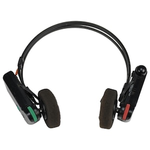 Pode incluir: Fones de ouvido vintage pretos com uma faixa de cabeça curva e duas almofadas auriculares. As almofadas auriculares são castanhas escuras e circulares. Os fones de ouvido têm módulos de controle pretos com detalhes verdes e vermelhos. Os fones de ouvido são projetados para serem usados sobre a cabeça.