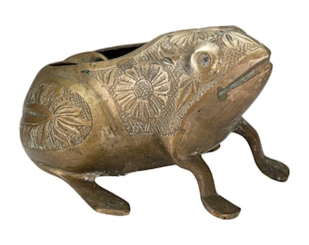 Statuetta di rana in ottone con incisioni floreali, posacenere, statuetta decorativa in metallo