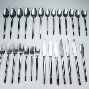 Set di posate MCM Stanley Roberts Polynesian in acciaio inossidabile con manici marroni, 28 pezzi