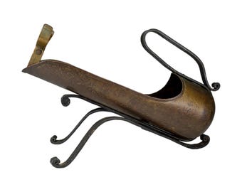 Soporte para botellas de vino estilo gótico vintage, de latón martillado y hierro forjado, con función de decantación.