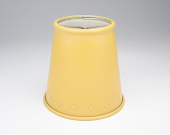 Vintage gele metalen lampenkap in Tole-stijl met perforaties en clipsluiting.