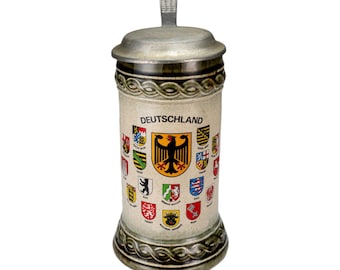 Jarra de cerveza alemana vintage de cerámica con tapa de peltre y escudos estatales.