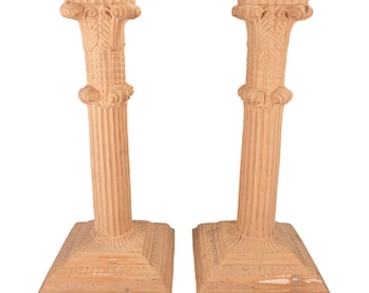 Par de portavelas decorativos de terracota con forma de columna corintia