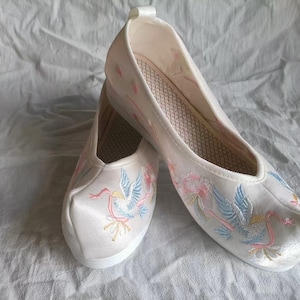 Chinese Traditional Embroidered Shoes for Hanfu, Crane & Flower Pattern, Vintage Flats, Ideal for Cosplay and Cultural Events