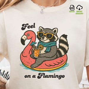 Retro Raccoon on Flamingo Floatie PNG – Uroczy letni sublimacyjny clipart, sztuka zwierząt plażowych w stylu vintage, zabawne pobieranie cyfrowe kreskówek