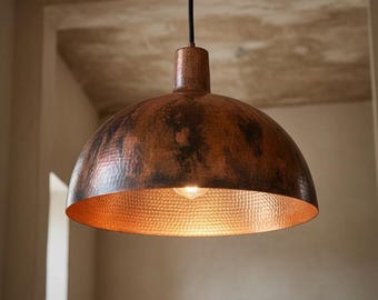 Ręcznie robiona lampa wisząca z miedzi patynowanej: rustykalne oświetlenie wyspy