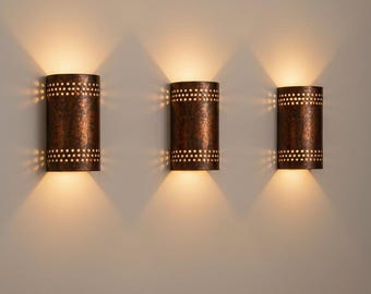 Set di 3 applique da parete in rame martellato, con patina di rame e luce direzionale verso l'alto e verso il basso, stile marocchino.