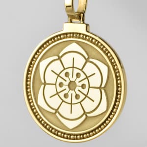 14K Solid Gold Lotus Blume Halskette, Gravierte Lotus Münze Anhänger, spirituelle Geschenk Charme, personalisierte Gold Lotus Schmuck, Meditation Geschenk