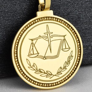 Pingente de moeda em prata esterlina com a escala da justiça, joia gravada para advogado, colar personalizado para advogado, joia delicada da justiça, presente para advogado