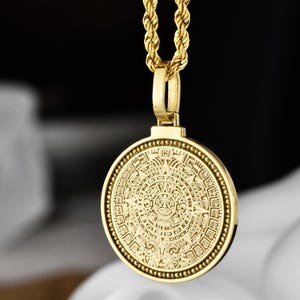 Collar con calendario azteca de plata de ley: colgante con medallón de piedra solar.