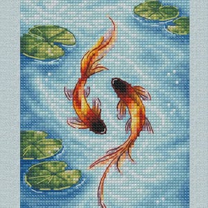 Puede incluir: Diseño de punto de cruz con dos peces koi nadando en un estanque con nenúfares. Los peces son de color naranja y amarillo con detalles en negro, sobre un fondo de agua azul. Los nenúfares son verdes.