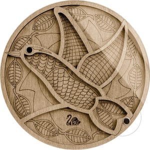Può includere: Un decoro da parete circolare in legno con un design a laser di un uccello con foglie. L'uccello è finemente decorato e ha un effetto 3D. Il design è in tonalità marroni.