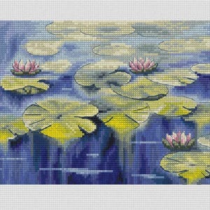 Puede incluir: Obra de arte de punto de cruz que representa una escena acuática serena. Las hojas de nenúfar amarillas flotan sobre agua azul, con flores de nenúfar rosas floreciendo. El cielo es azul claro con formas suaves en forma de nube. La pieza está enmarcada en blanco.