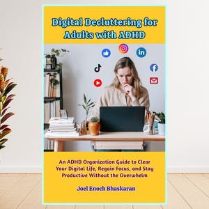 Könnte beinhalten: Ein Buchcover mit gelbem Hintergrund zeigt den Titel "Digital Decluttering for Adults with ADHD." Das Bild zeigt eine Person an einem Schreibtisch mit einem Laptop, Social-Media-Symbolen und dem Text: "An ADHD Organization Guide to Clear Your Digital Life, Regain Focus, and Stay Productive Without the Overwhelm."