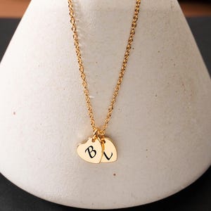 Collar de corazón grabado personalizado/Collar con varias letras/Collar con inicial para madre/Regalo para dama de honor/Regalo de boda/Regalo para el Día de la Madre
