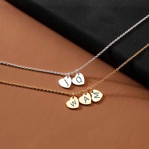 Colar de coração gravado personalizado | Colar com múltiplas letras iniciais | Joia com monograma inicial da mãe | Presente de aniversário para ela | Presente de Natal