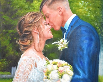 Puede incluir: Pintura al óleo de una pareja abrazándose, con el texto "100% OIL-PAINTED". La mujer lleva un vestido de novia de encaje blanco y sostiene un ramo de flores blancas y rosas. El hombre viste un traje azul.