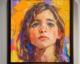 Könnte beinhalten: Gerahmtes Ölgemälde eines jungen Gesichts mit blauen Augen und braunen Haaren. Das Porträt zeigt eine lebendige Farbpalette mit orangefarbenen, gelben und violetten Pinselstrichen. Der Text unten lautet "100% handgemalt ohne Drucker."