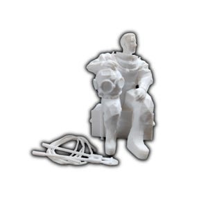 Puede incluir: Escultura blanca impresa en 3D de un astronauta sentado sosteniendo un casco. El astronauta lleva un traje espacial y está sentado en una estructura en forma de caja. Un objeto blanco y abstracto está frente al astronauta.