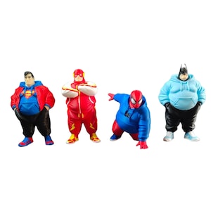 Puede incluir: Cuatro figuras de superhéroes: Superman, Flash, Spider-Man y Batman. Cada figura se representa en una pose única, con una sudadera con capucha y pantalones deportivos. Superman lleva una chaqueta roja, Flash un mono rojo, Spider-Man un traje azul y Batman una sudadera con capucha azul claro.