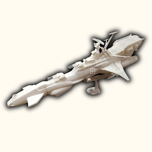 Puede incluir: Un modelo blanco de una nave espacial con detalles como torretas, alas y un puente. El modelo está sobre un fondo neutro, mostrando su intrincado diseño y forma general. La nave espacial parece ser un artículo de ciencia ficción o fantasía.