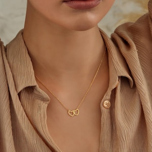 Sierlijke in elkaar grijpende dubbele hartenketting, 14K gouden hanger met verspreide harten, minimalistische hartketting, delicaat Moederdagcadeau