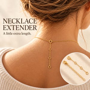 Pode incluir: Uma corrente extensora de colar em metal dourado com fecho de mola e vários anéis de ajuste. O texto NECKLACE EXTENDER A little extra length é visível. Um detalhe mostra duas variações da corrente extensora dourada.