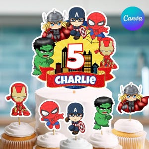 Puede incluir: Una tarta blanca glaseada con un adorno de superhéroes y decoraciones de cupcakes. El adorno de la tarta presenta versiones de dibujos animados de superhéroes, el número 5 y el nombre "Charlie". Las magdalenas están decoradas con adornos de personajes de superhéroes.