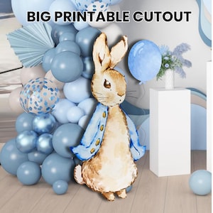 Może przedstawiać: Wycięcie Petera Królika w stylu akwarelowym, w niebieskiej kurtce, ustawione na tle niebieskich balonów i dekoracji. Tekst "BIG PRINTABLE CUTOUT" znajduje się u góry. Idealne na imprezę lub wydarzenie.