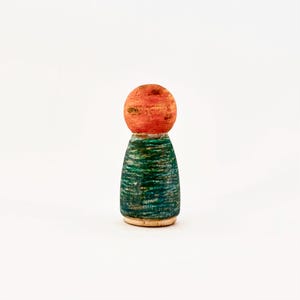 Pequeña Venus de madera emergiendo del mar