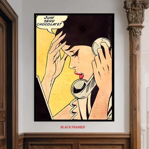Może przedstawiać: Czarna oprawiona grafika w stylu pop-art przedstawiająca zmartwioną kobietę przez telefon z tekstem "JUST SEND CHOCOLATE!" w dymku. Grafika ma żółte tło i styl retro komiksu.
