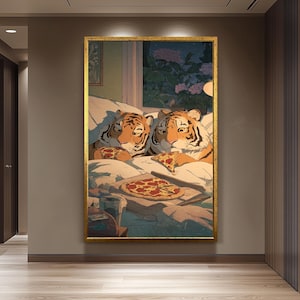 Puede incluir: Una impresión artística enmarcada representa a dos tigres en la cama, disfrutando de una pizza. Los tigres son de color naranja y negro, con patrones de pelaje detallados. Una caja de pizza y un vaso están en la cama. El fondo muestra una ventana.